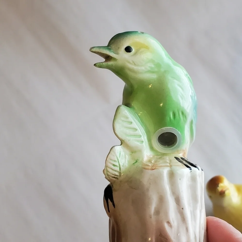 Vintage 1960s birds salt and pepper shakers. Green yellow